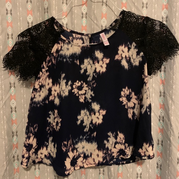 Target Crop Top Lace Sleeve - Picture 3 of 9